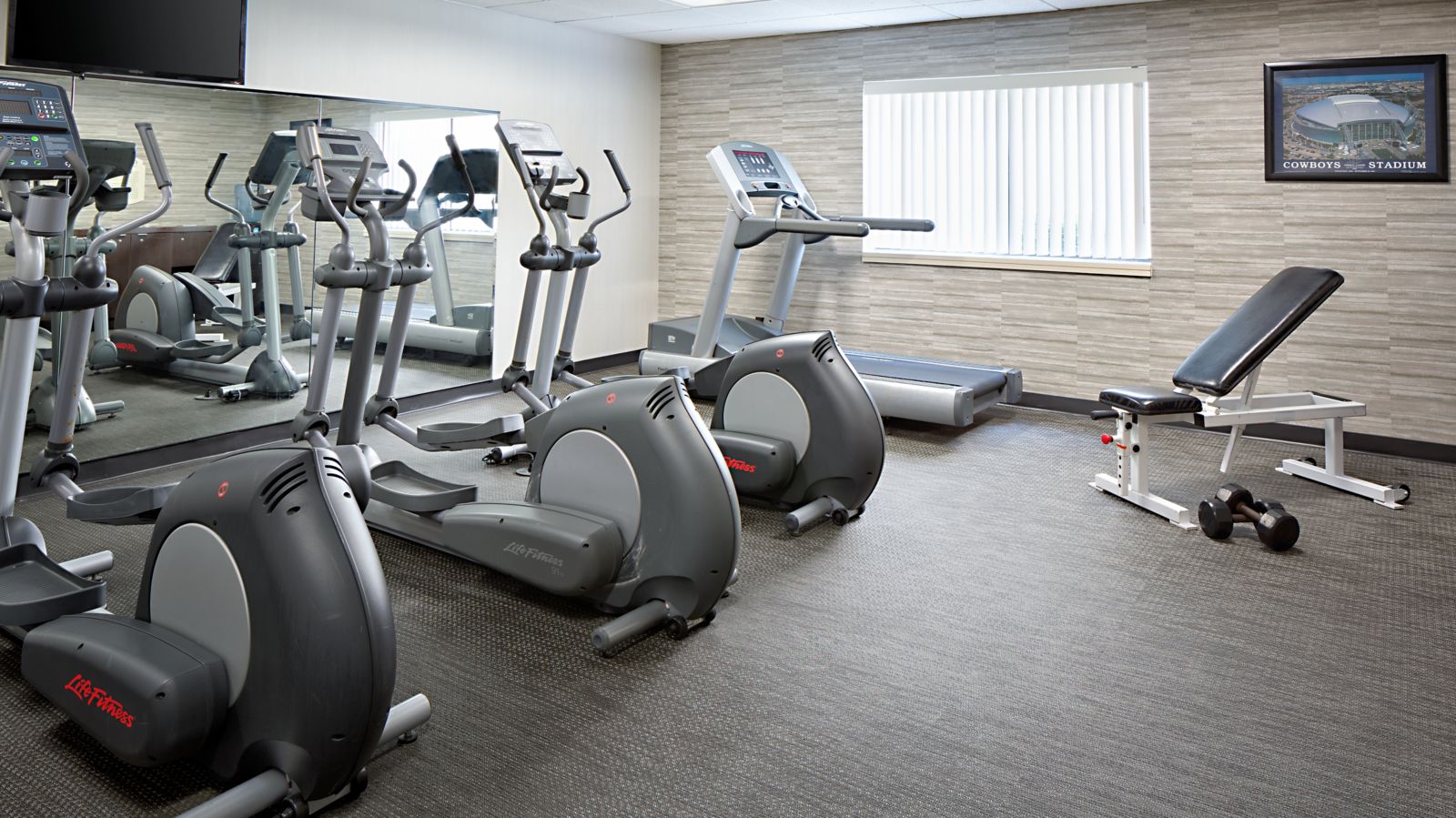 Fitness center at Courtyard by Marriott Dallas Arlington/Entertainment District