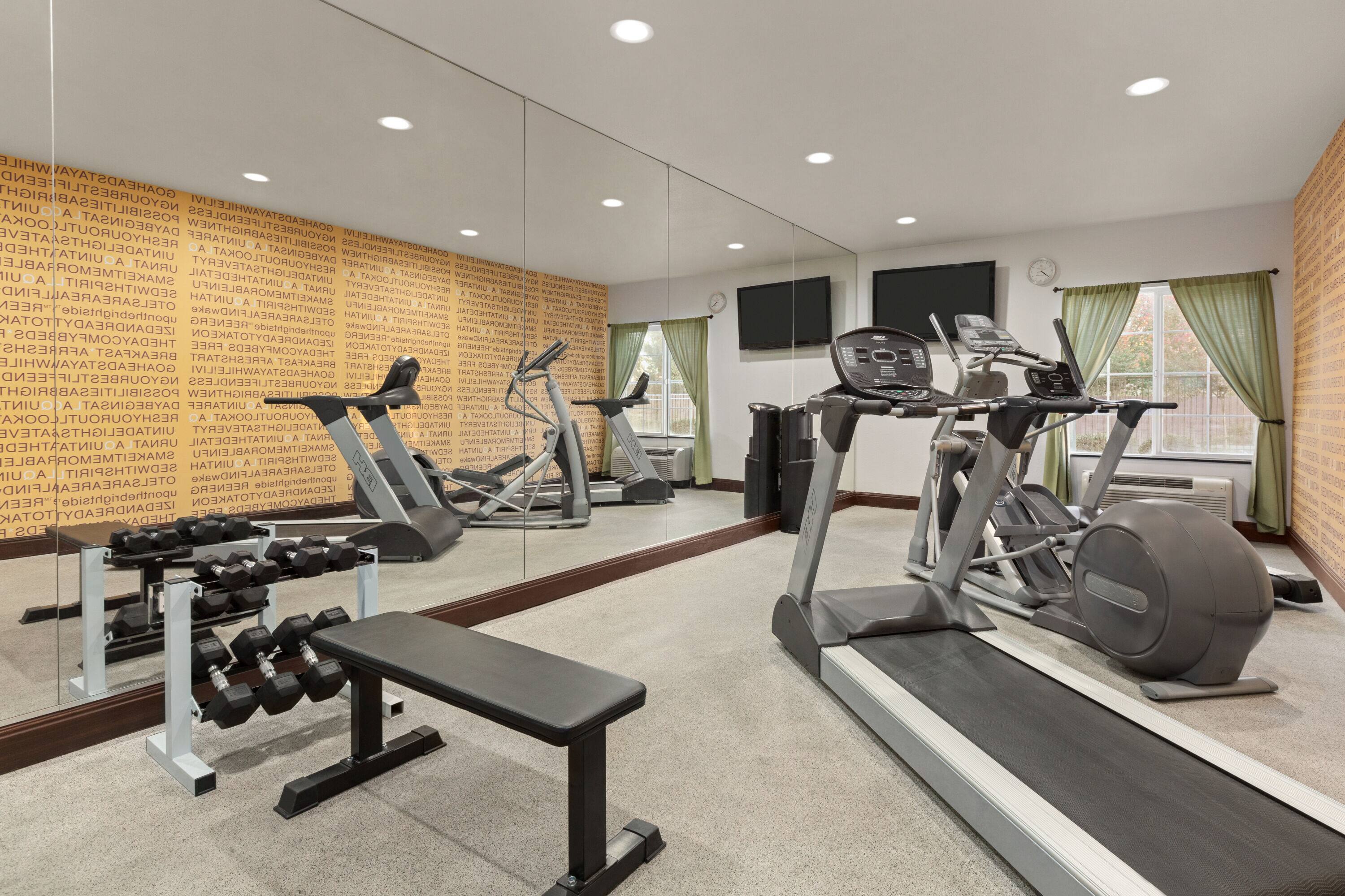 Fitness center at La Quinta Inn & Suites by Wyndham Fresno Northwest