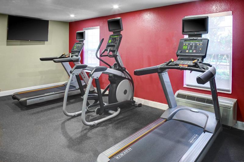 Fitness center at Piccadilly Inn Airport