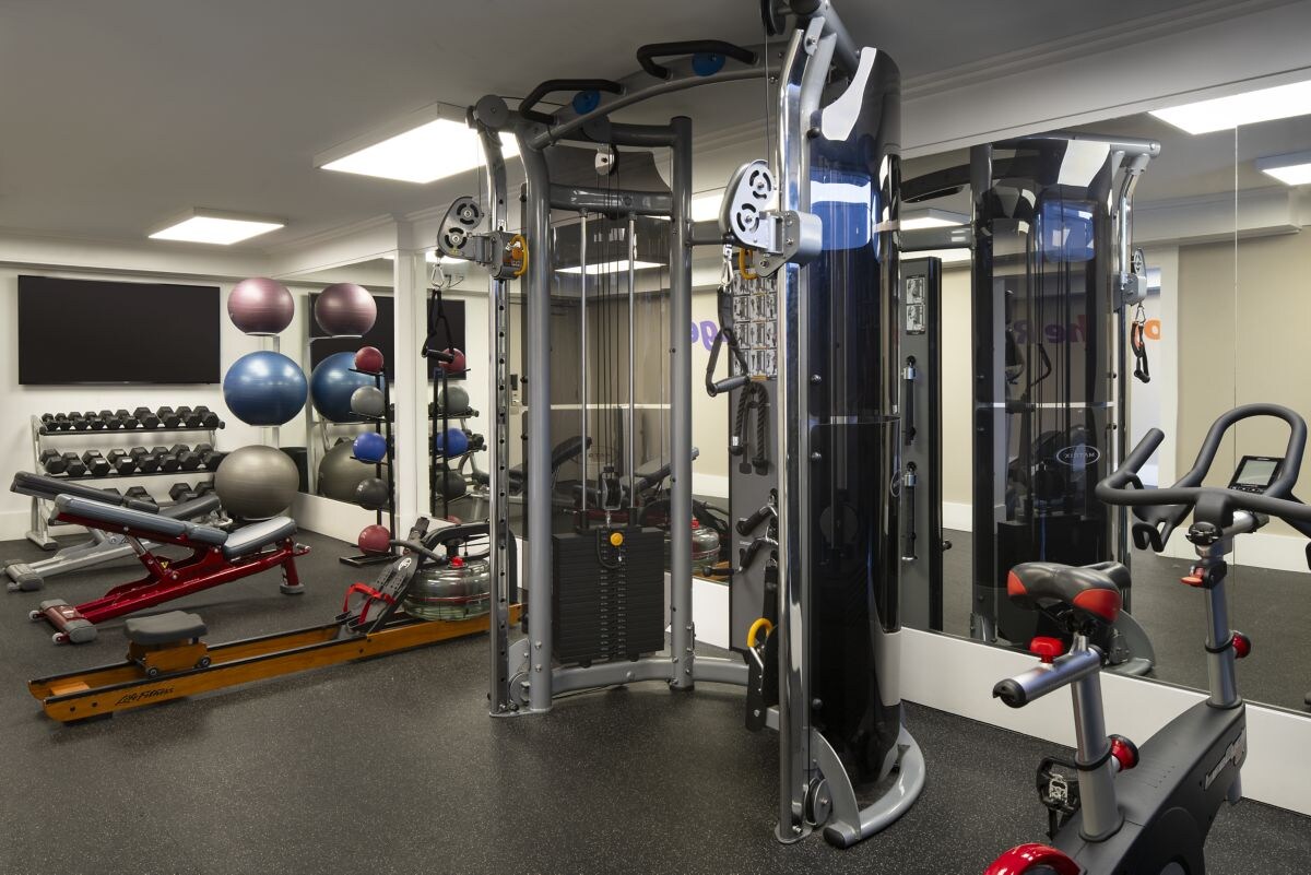 Fitness center at Courtyard Long Beach Downtown